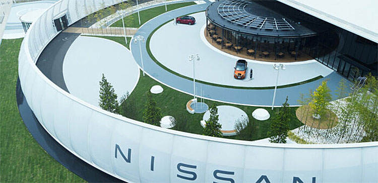 Nissan открыл в Японии павильон «зеленых» технологий, посетители которого могут оплатить стоянку энергией батарей своих электромобилей